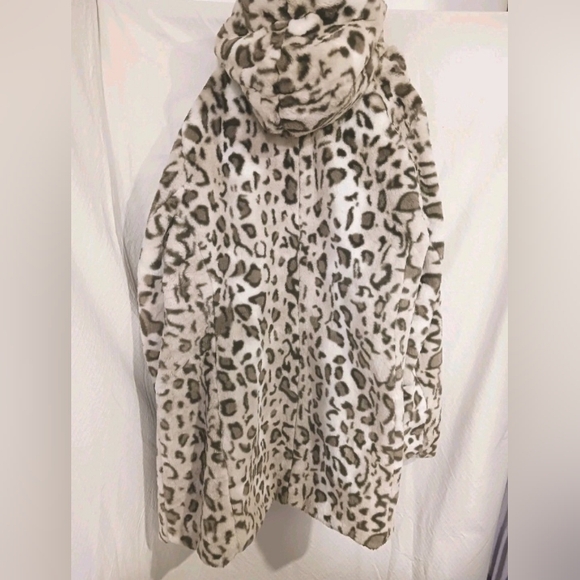 Dennis Basso Cheetah/Ivory Reversible Coat Size XL - Picture 2 of 6